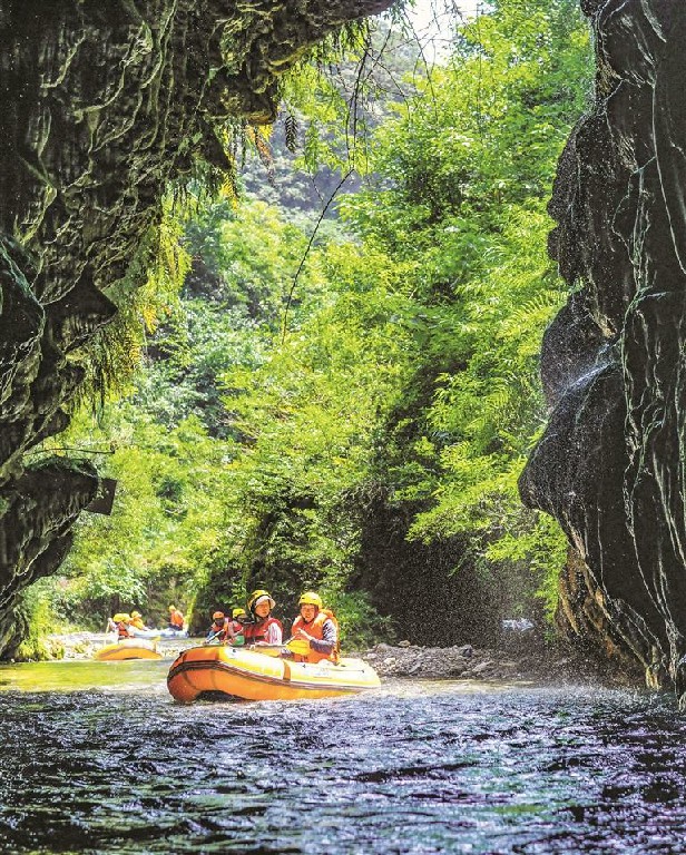 黄平県・野洞河でラフティングを楽しむ観光客。