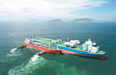 広州港の停泊地で保税LNG充填サービスを行う「海洋石油301」（中央）。画像提供は中国海油