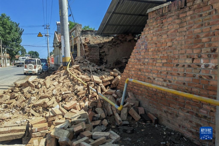 8月6日、平原県王打卦鎮郭家堂村で崩れ落ちたレンガの壁と損傷したガス管。撮影・郭緒雷