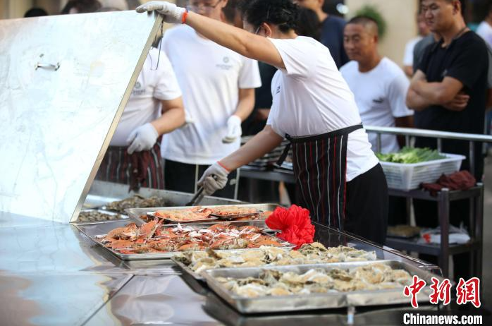 市民のナイトライフに「風味を添える」海鮮祭り　山東省青島