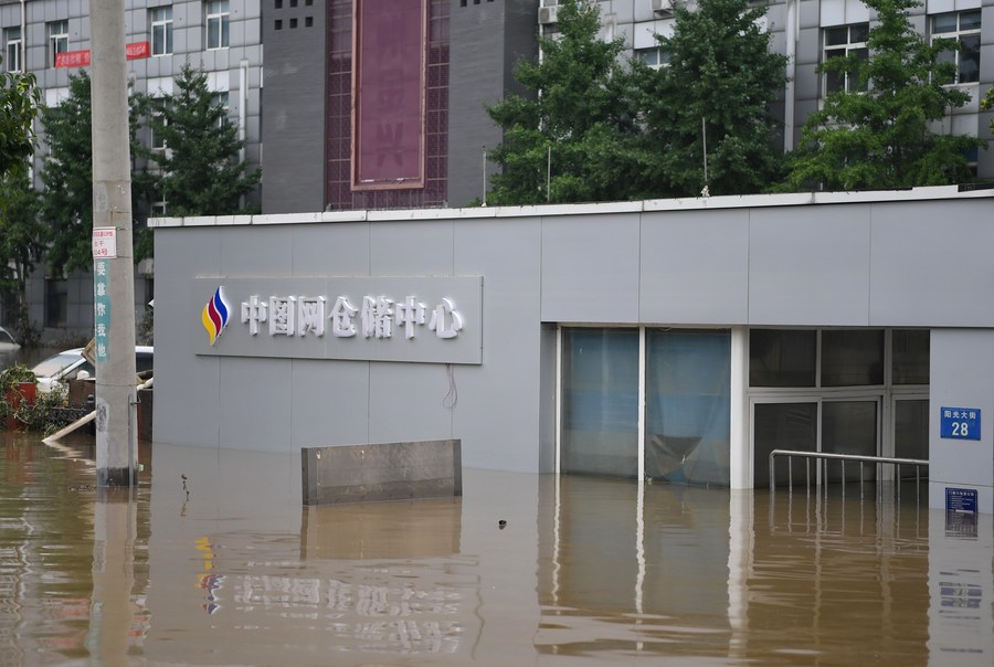 8月5日、浸水被害を受けた河北省涿州市陽光大街にある中図網の倉庫センター。撮影・牟宇