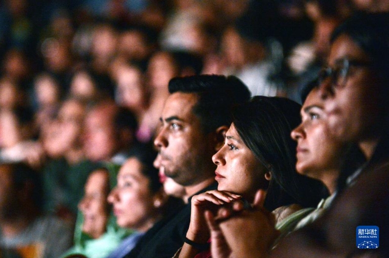 8月3日、パキスタンの首都イスラマバードにある国立芸術委員会劇場で、中国・パキスタン合作長編映画「BaTie Girl」を鑑賞する観客（撮影・アフマド・カマル）