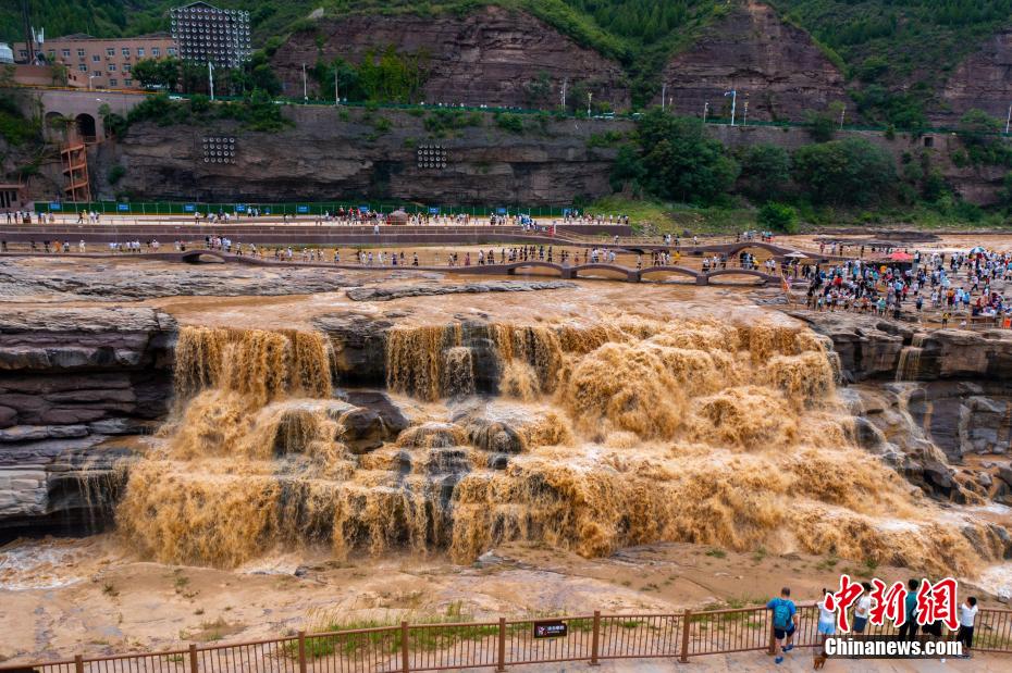 黄金色の滝が流れる圧巻の光景　黄河壺口瀑布