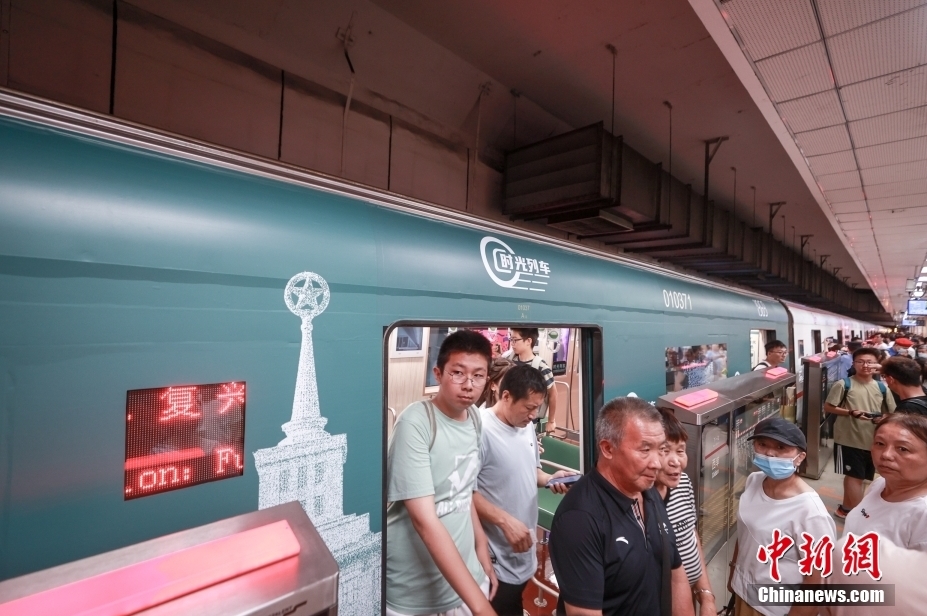 北京地下鉄1号線「タイムトラベル列車」が運行