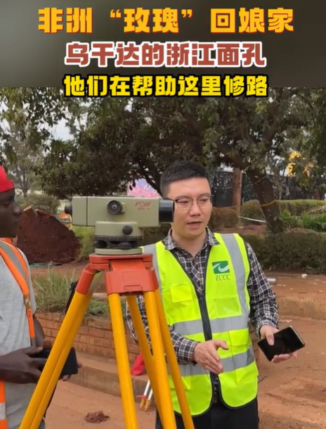 カンパラの街中でローズさんが見かけた中国人の作業員。彼らは道路建設のために浙江省からウガンダに来た作業員で、パイプの埋設作業を行っていた。