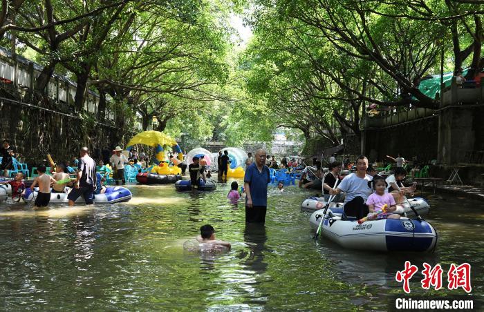 川床料理ならぬ川床麻雀？猛暑続く重慶で川が人気納涼スポットに