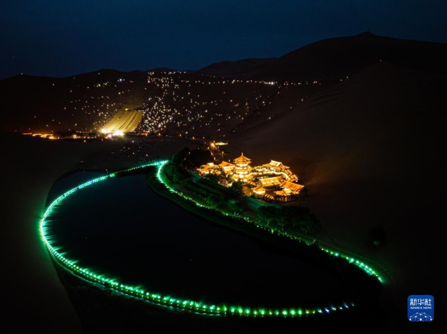月牙泉を明るく照らす砂漠コンサート　甘粛省敦煌