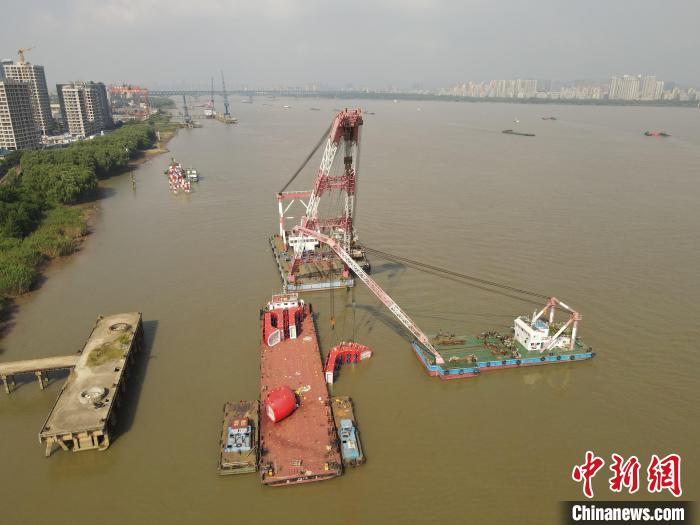 南京長江大橋の橋脚に「膝サポーター」を設置　江蘇省