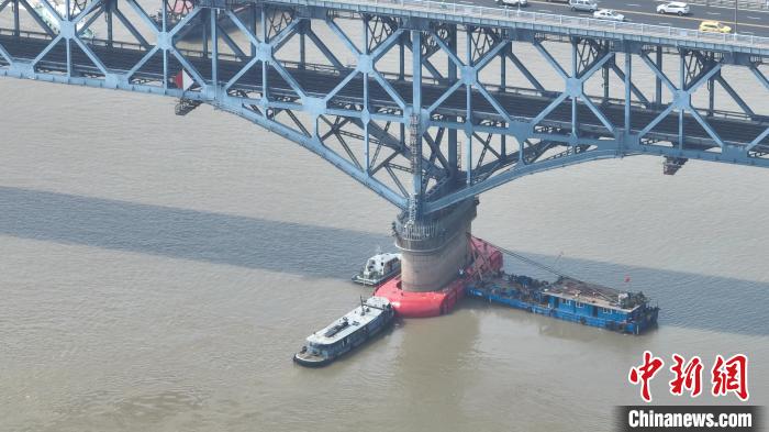 南京長江大橋の橋脚に「膝サポーター」を設置　江蘇省