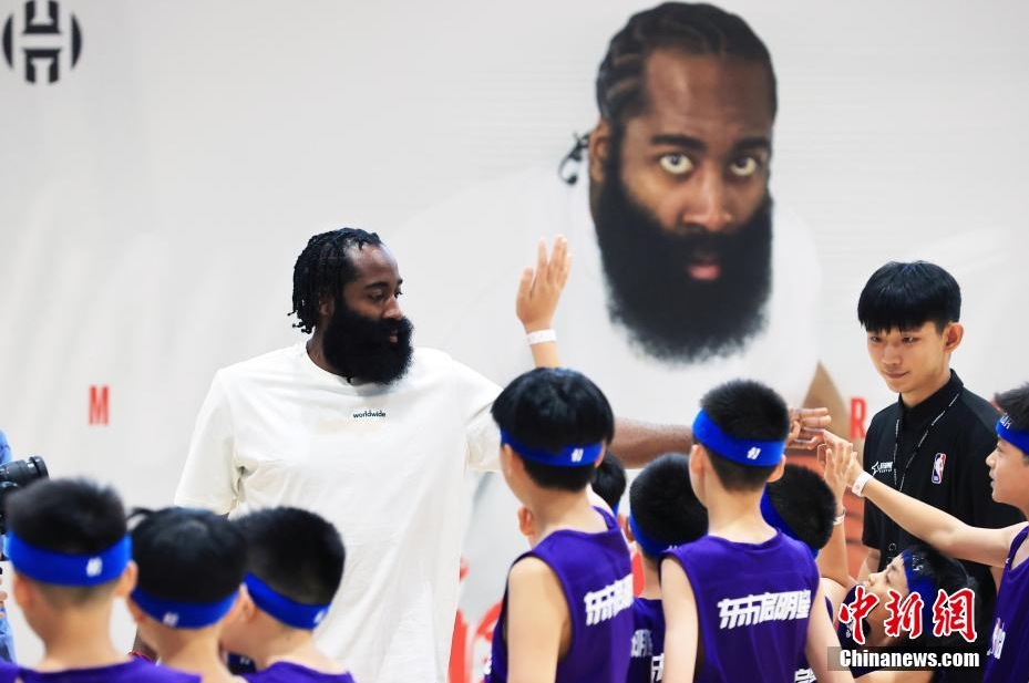 NBAプレイヤーのジェームズ・ハーデン選手が子供たちとプレー　上海
