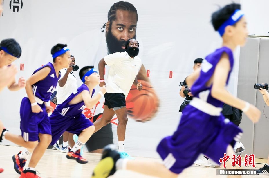 NBAプレイヤーのジェームズ・ハーデン選手が子供たちとプレー　上海