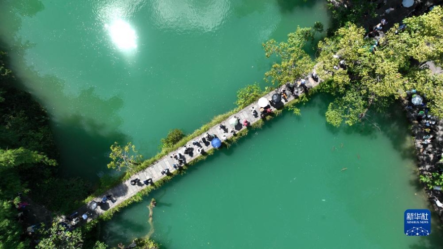 8月15日、貴州省茘波小七孔景勝地を遊覧する観光客（ドローンによる撮影・劉蓮芬）。