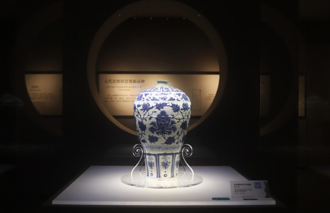 元青花纏枝牡丹紋梅瓶（景徳鎮中国陶瓷博物館所蔵）
