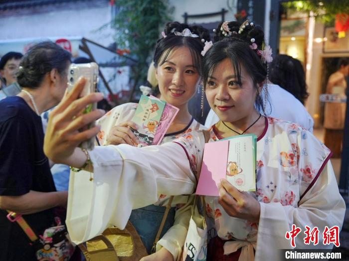 若者たちの注目集める漢服姿のセルフ婚活イベント　浙江省杭州市