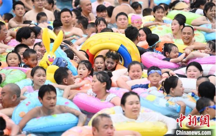 「芋洗い」状態のプールで暑さをしのぐ重慶市民