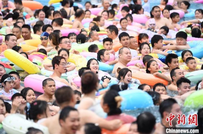 「芋洗い」状態のプールで暑さをしのぐ重慶市民