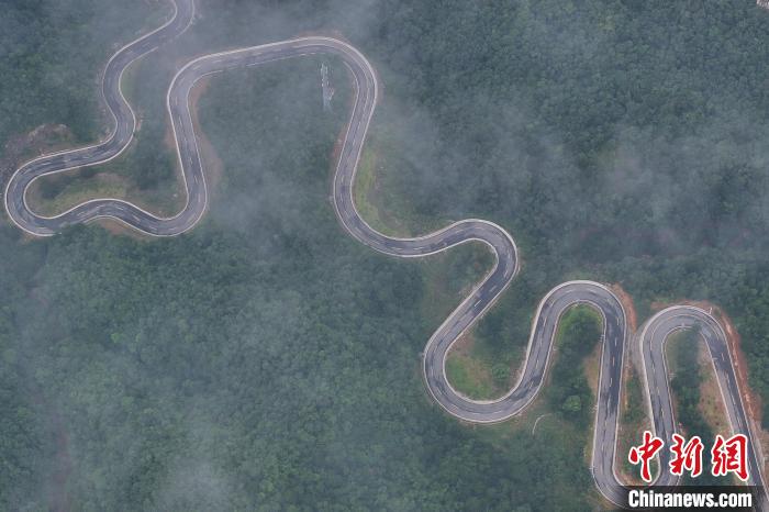 5キロでカーブが48ヶ所！銀色の蛇のように山肌を蛇行して進む道路　河南省