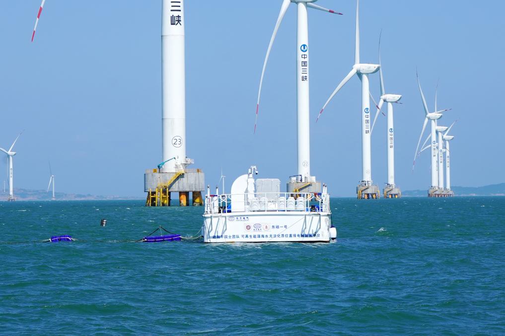 「東福1号」洋上風力発電海水無淡水化原位置直接電気分解水素製造プラットフォームが福清市興化湾で、実際の海洋環境における試運転を行った。（5月27日撮影。画像提供は取材先）