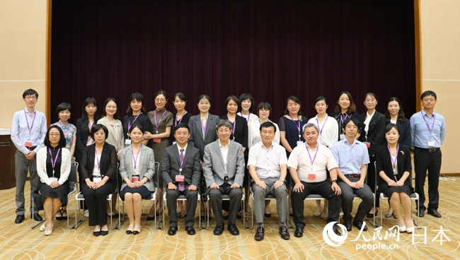 研修に参加した日本語教師と主催者代表（撮影・許可）。