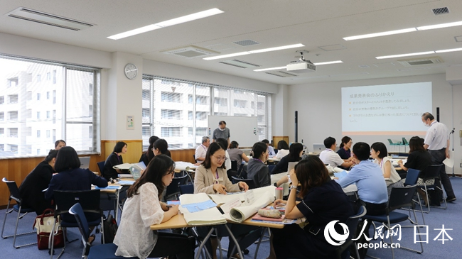 閉講式迎えた中国の大学の日本語教師を対象にしたハイレベル研修会