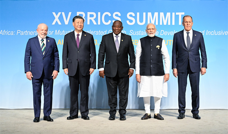 現地時間8月23日午前、第15回BRICS首脳会議がヨハネスブルグのサントン・コンベンションセンターで開催された。南アフリカのラマポーザ大統領が議長を務め、中国の習近平国家主席、ブラジルのルラ大統領、インドのモディ首相、ロシアのプーチン大統領（オンライン形式）が出席した。写真は5ヶ国首脳の集合写真（写真右から1人目はロシアのラブロフ外相、撮影・李学仁）