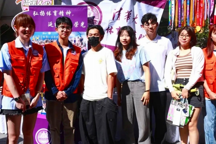 入学手続きのために清華大学を訪れた2023年度の学部新入生たち（写真提供・清華大学）。