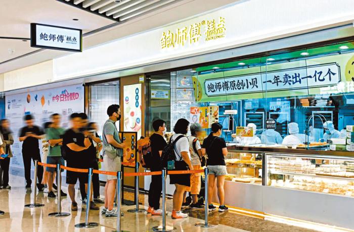 香港特区の人々の人気を集める洋菓子屋「鮑師傅糕点」にできた長蛇の列（画像は香港大公報から）。