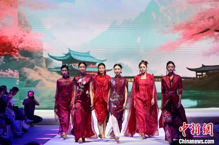 第5回中国オーダーメイド・チャイナドレス芸術大賞を開催　遼寧省瀋陽