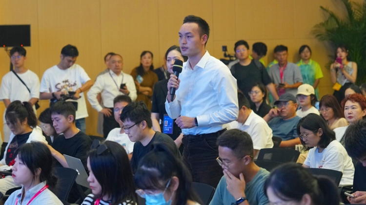 記者会見で質問する記者（写真提供・杭州アジア大会組織委員会）。
