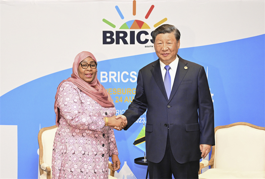 南アフリカ・ヨハネスブルグで現地時間8月24日午前、BRICS首脳会議出席に合わせ、タンザニアのハッサン大統領と会談した習近平国家主席（撮影・謝環馳）。