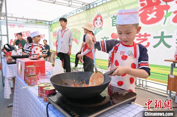 第1回トマト祭りでトマト合戦を体験　新疆昌吉