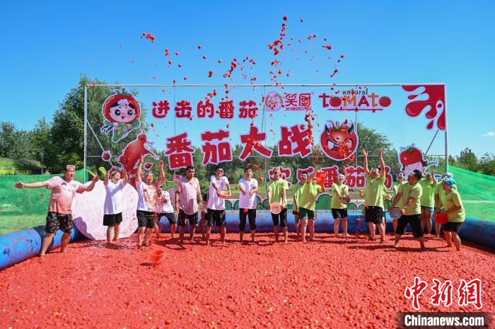 第1回トマト祭りでトマト合戦を体験　新疆昌吉