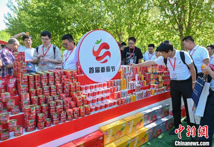 第1回トマト祭りでトマト合戦を体験　新疆昌吉