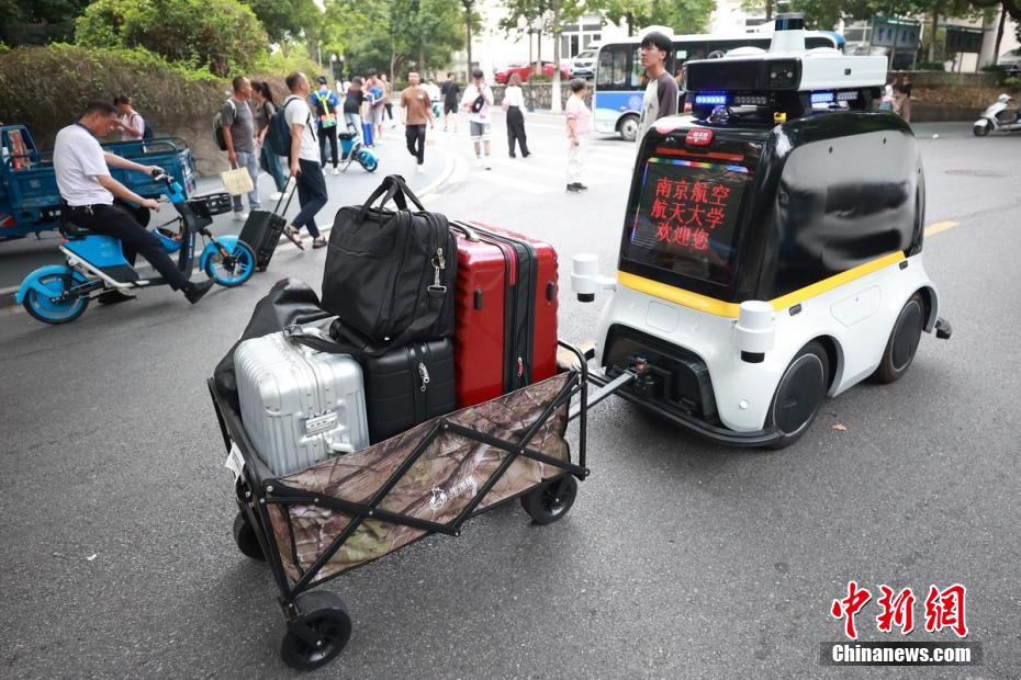 自動運転車が新入生の荷物を運ぶ！ハイテク感満載な南京航空航天大学　江蘇省