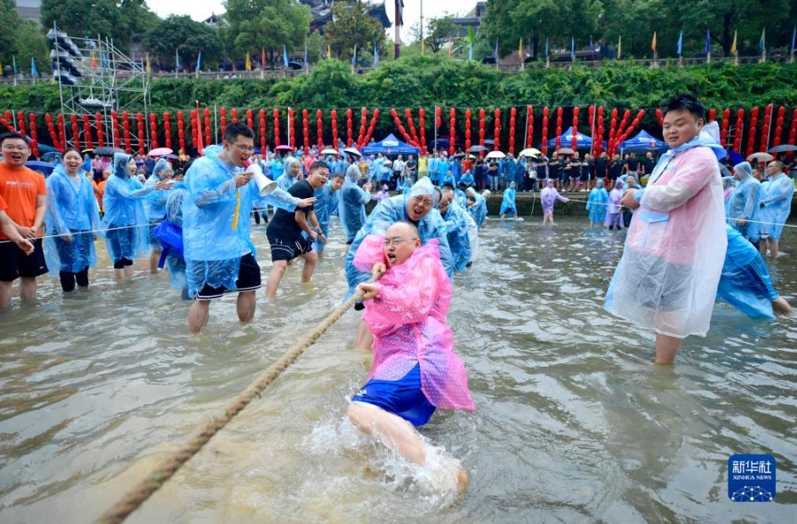 8月26日、宣恩県貢水河で行われた水中綱引（撮影・陳緒開）。