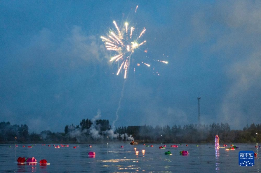 烏蘇里河で豊漁を祈願する赫哲族の灯籠流し　黒竜江省