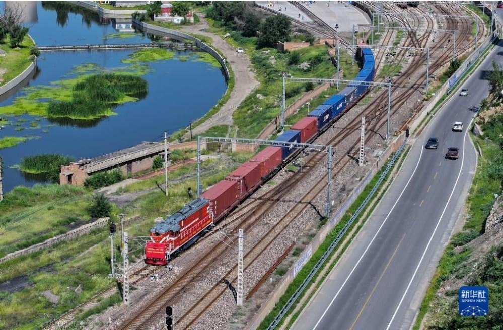 8月29日、河北省張家口市の下花園鉄道貨物場を出発する初の中欧（中央アジア）班列「京張号」（ドローンによる撮影・武殿森）