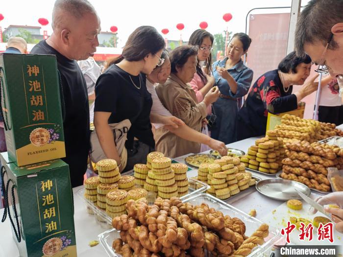 中秋節を控え、重さ100キロ以上の「巨大月餅」登場　山西省