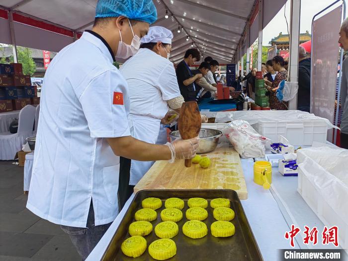 中秋節を控え、重さ100キロ以上の「巨大月餅」登場　山西省