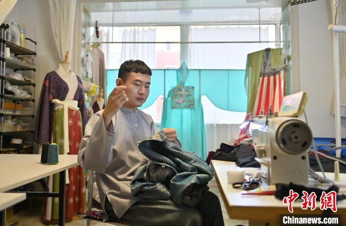 「90後」の漢服仕立屋が一針一針縫い上げた漢服の伝統美　吉林省