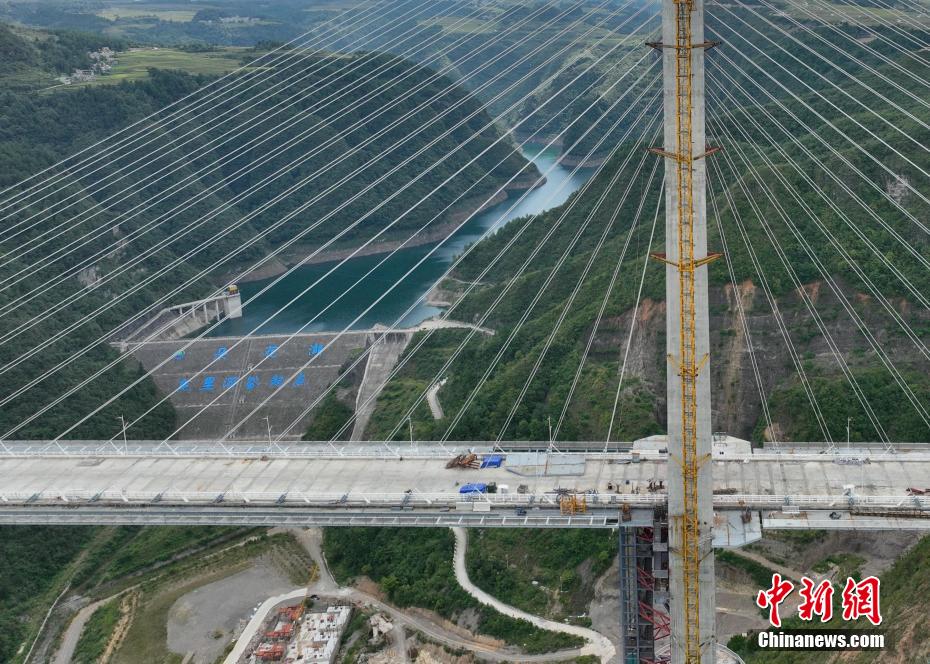 上空から撮影した建設中の竜里河特大橋　貴州省