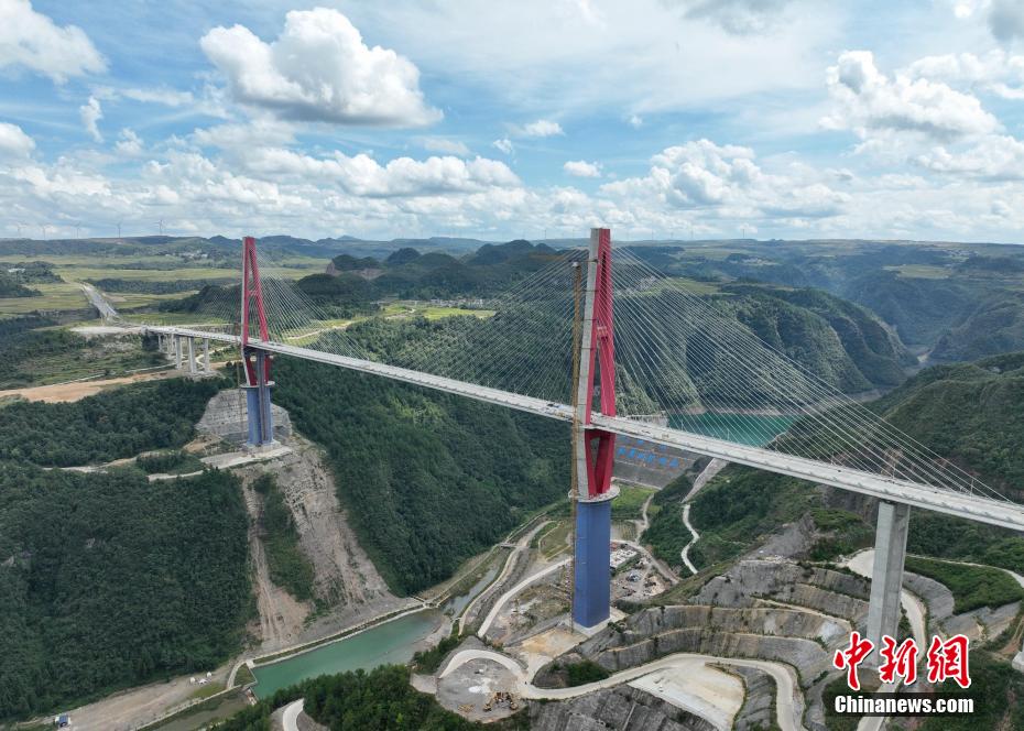 上空から撮影した建設中の竜里河特大橋　貴州省