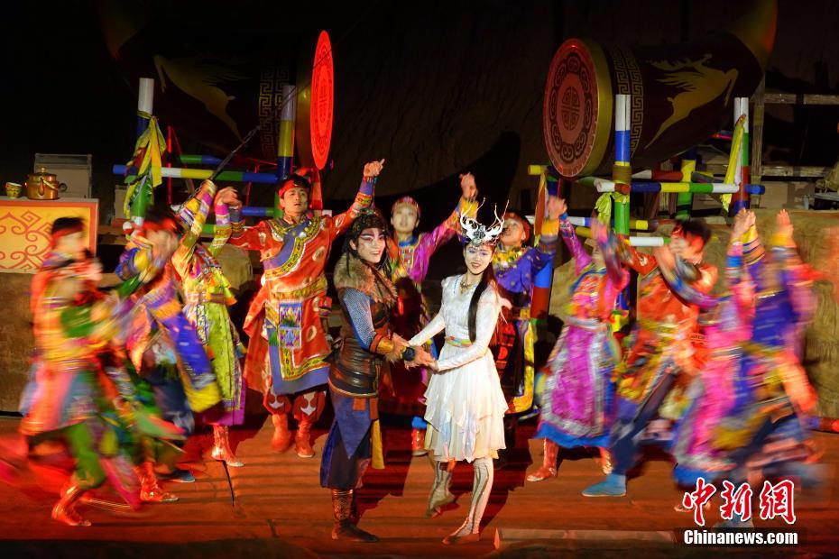 張掖七彩丹霞観光のナイトツアーのニーズを満たす「阿蘭拉格達」ショー　甘粛省張掖