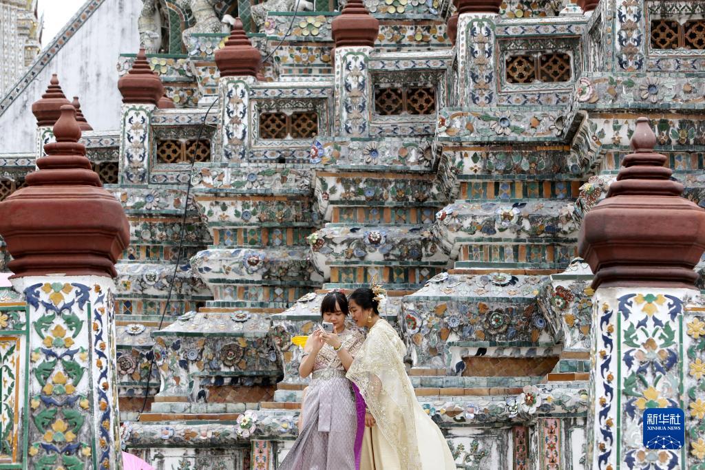 タイ・バンコクの人気観光地・王宮を観光する観光客（6月15日撮影・王騰）。