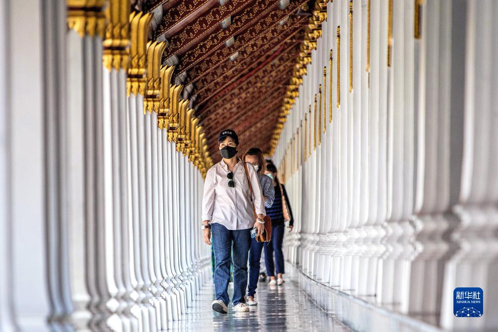 タイ・バンコクの王宮を観光する観光客（撮影・王騰）。