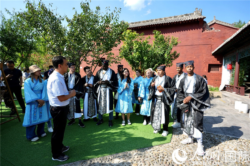 「漢字縁」決勝出場者らが山西省晋城市の海会書院を訪問