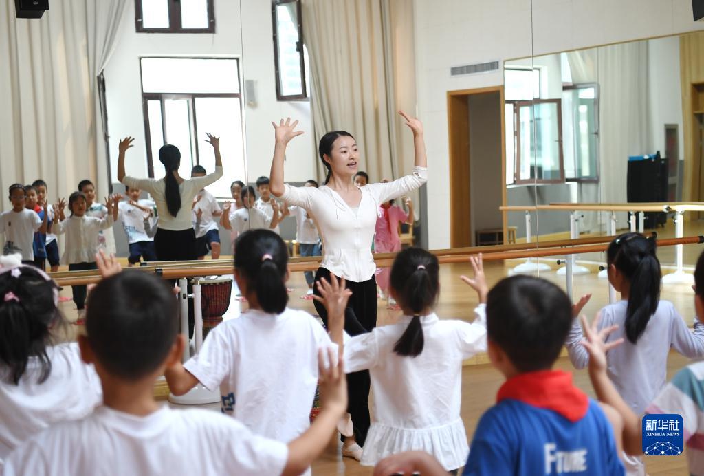 開校一期生となる新入生を迎えた雄安史家胡同小学校　河北省