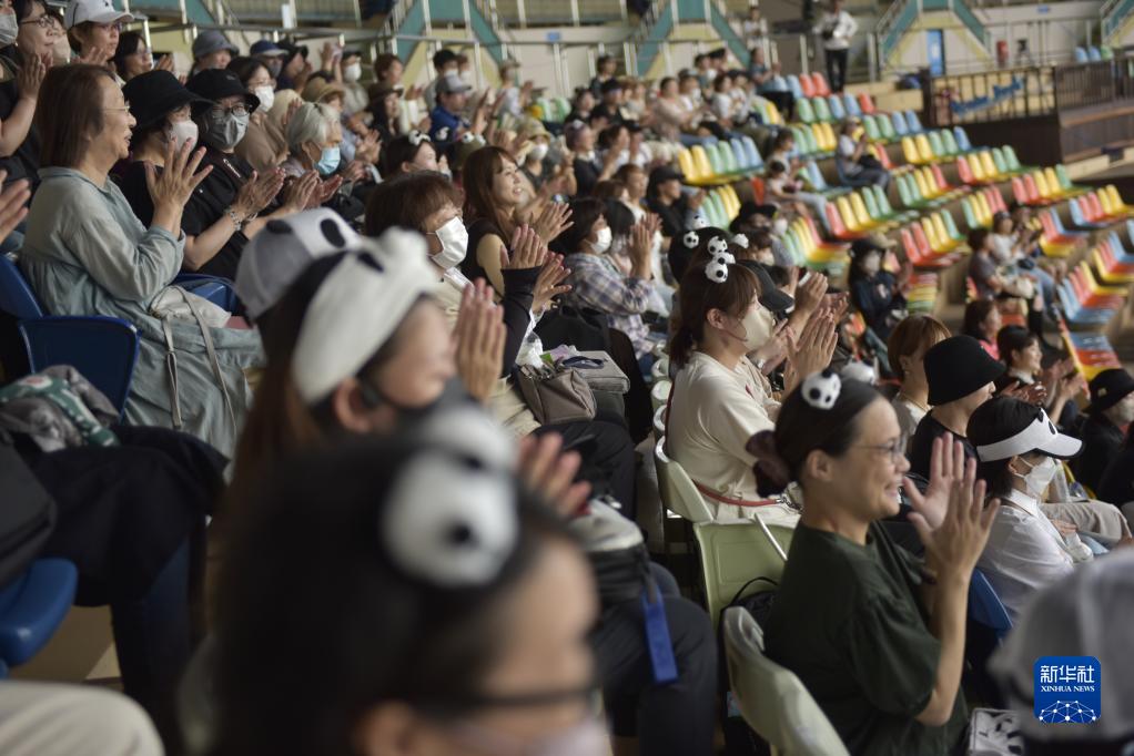 9月14日、和歌山県白浜町のレジャー施設・アドベンチャーワールドで開催されたパンダ「永明」の31歳の誕生日を祝うイベントを見守る参加者（写真提供・在大阪中国総領事館）。