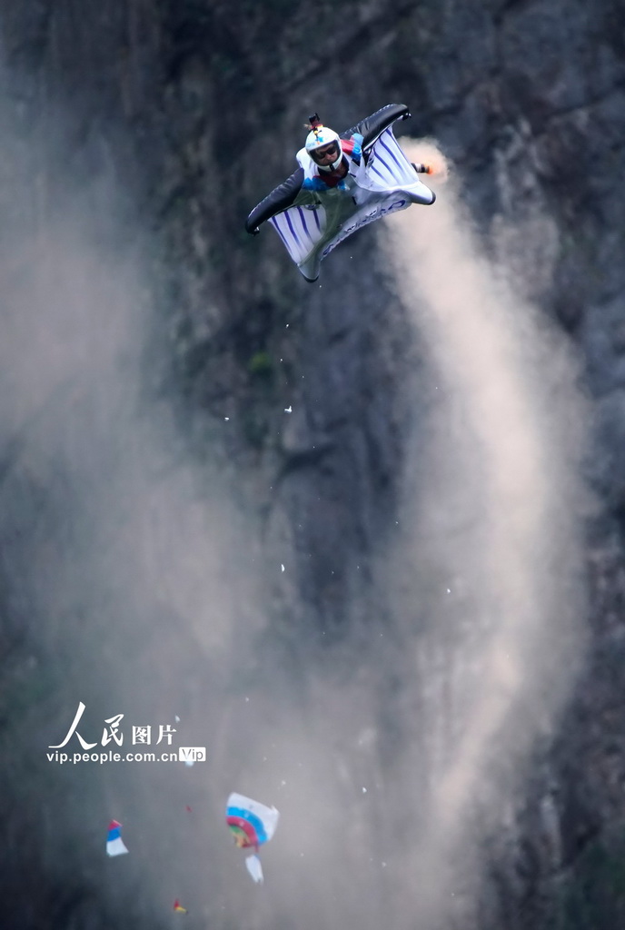 天門山にウイングスーツフライングのトップ選手が集結　湖南省張家界