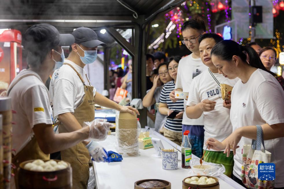 江南食いしん坊フェスティバルで買い物を楽しむ人々（9月17日撮影・王翔）。